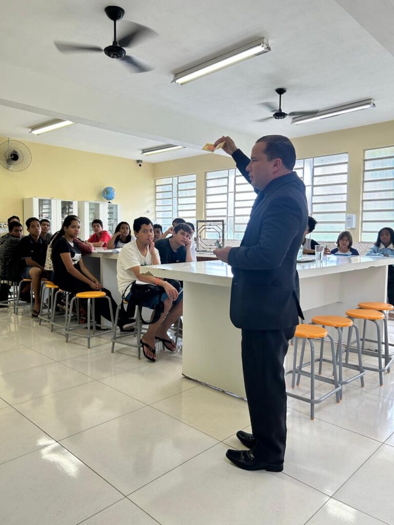 PALESTRA NA ESCOLA SALUSTIANO LEMOS EM SANTA ROSA DE VITERBO/SP